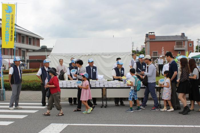 組合理事によるタオル配布